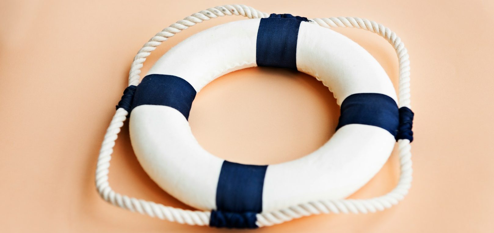Rettungsring mit blauen Streifen auf einem hellen Hintergrund.
