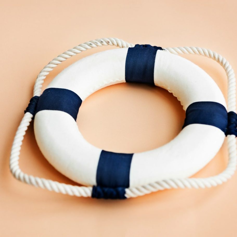 Rettungsring mit blauen und weißen Streifen auf einem neutralen Hintergrund.