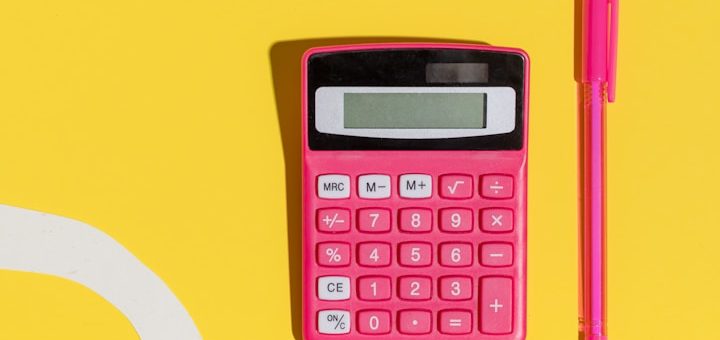 Pinker Stift Rosa Taschenrechner und ein pinker Stift auf einem gelben Hintergrund.