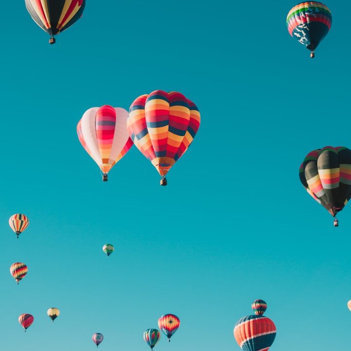 Leicht lernen mit Spaß Bunte Heißluftballons fliegen hoch am klaren blauen Himmel.