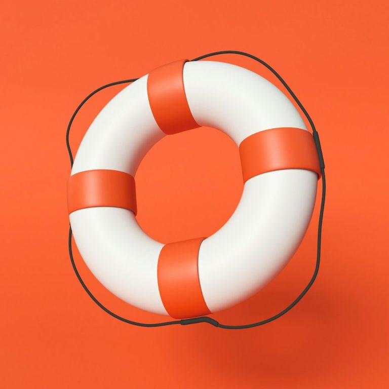 Rettungsring auf orangefarbenem Hintergrund.