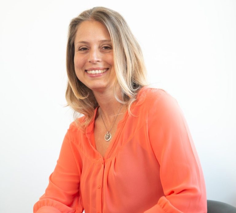 Anja Eikel, Geschäftsführerin LernZeit Rheinland Frau mit mittelblonden Haaren in einer orangefarbenen Bluse lächelt freundlich.