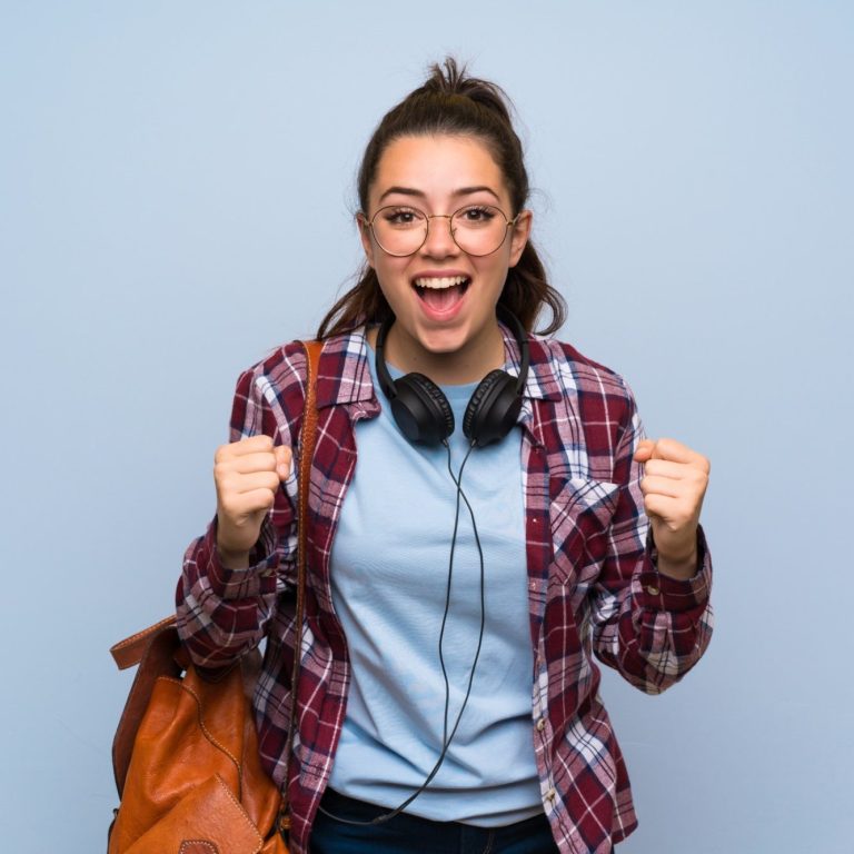 Vier junge Menschen lächeln und zeigen Frieden-Zeichen vor gelbem Hintergrund.