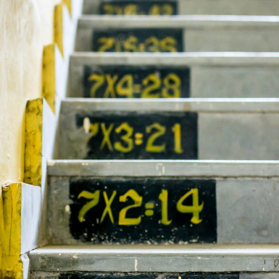 Stufen mit gelben Rechnungen: 7x2=14, 7x3=21, 7x4=28, 7x5=35.