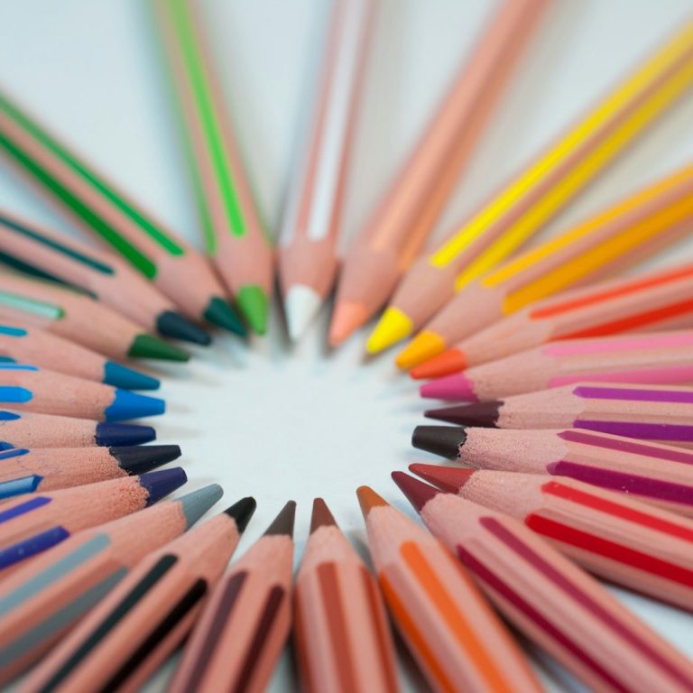 Bunte Buntstifte Bunte Buntstifte in einem Kreis angeordnet, verschiedene Farben sichtbar.